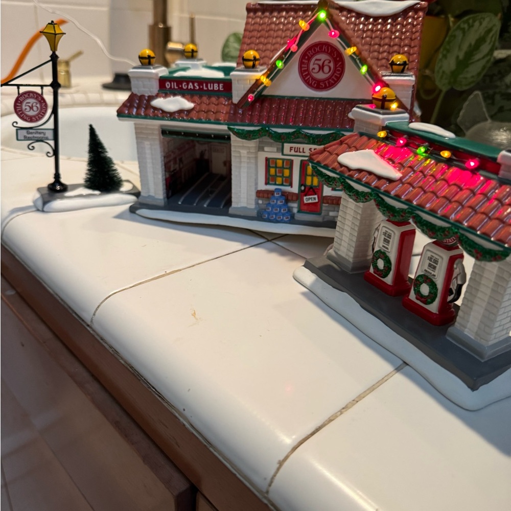 Dept 56 Snow Village Rocky’s 56 filling ve station #55305